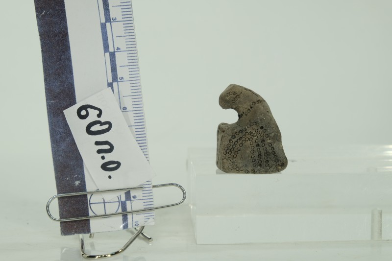 Глиняна жіноча фігурка на кубоподібному постаменті