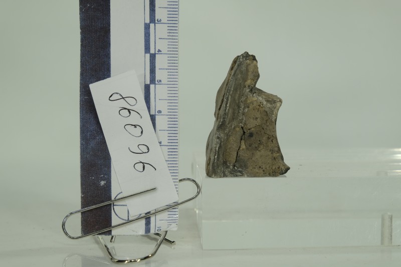 Жіноча глиняна фігурка