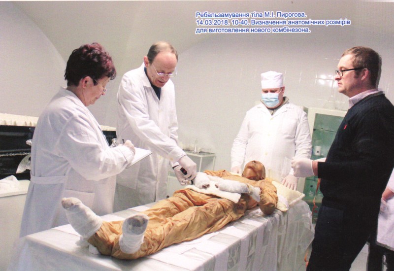 Фотографія. Ребальзамування тіла М.І.Пирогова. 14.03.2018. 10-40. Визначення анатомічних розмірів для виготовлення нового комбінезона.