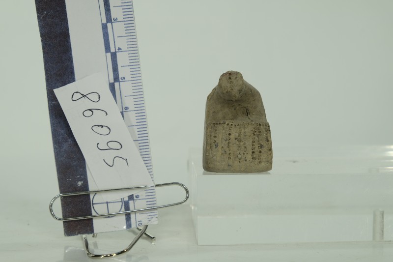 Глиняна жіноча фігурка на кубоподібному постаменті