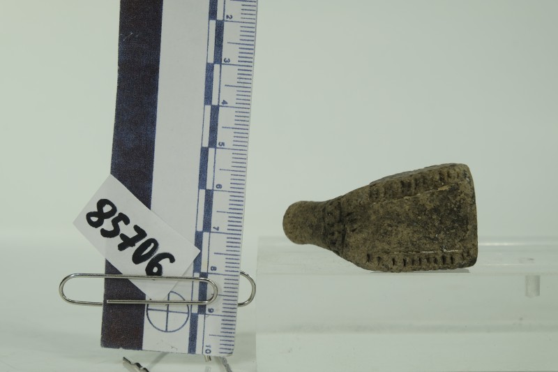 Глиняна антропоморфна фігурка із призматичною основою