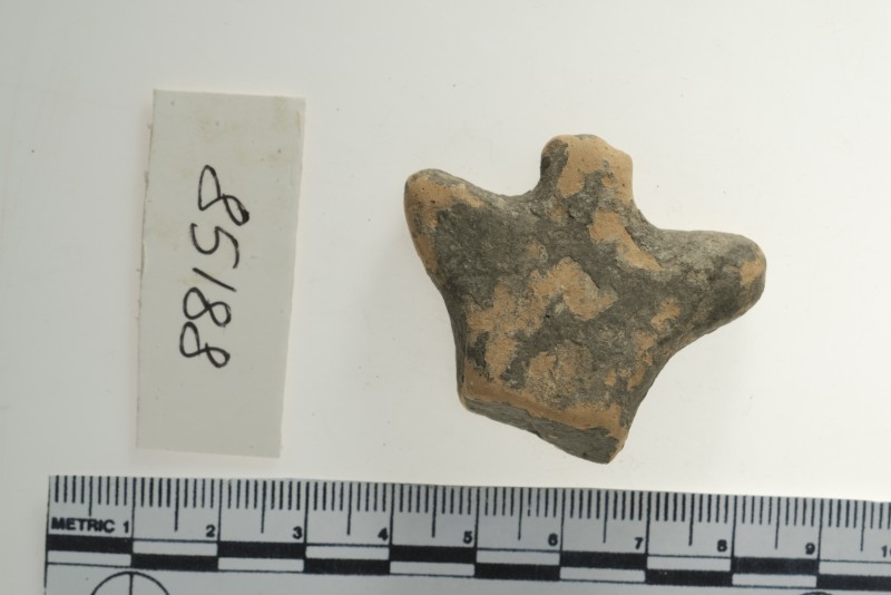 Верхня частина антропоморфної статуетки