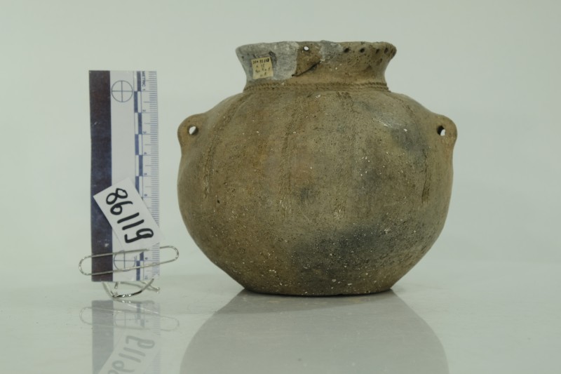 Амфора шаровидної форми з двома ручками