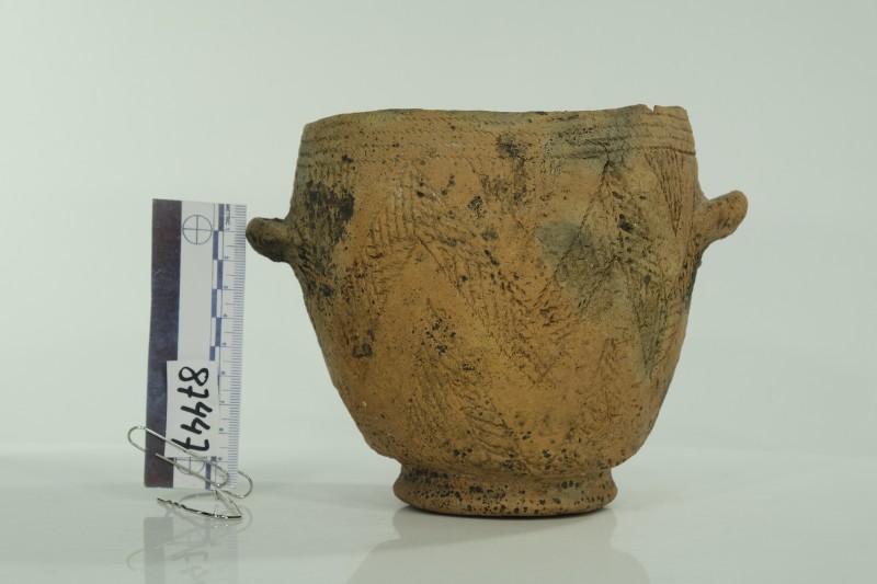 Червоноглиняний кубок на піддоні з вушками