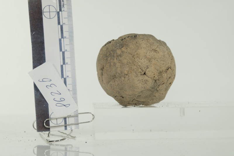 5 глиняних кульок з отворами посередині