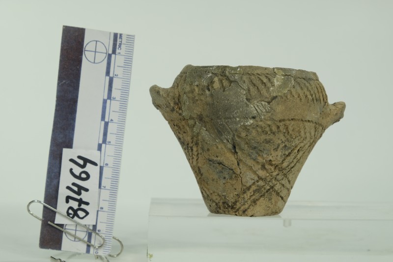 Мініатюрна жовтоглиняна посудина