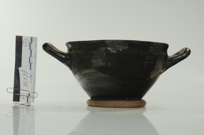 Кілік чорнолаковий на широкому кільцевому піддоні