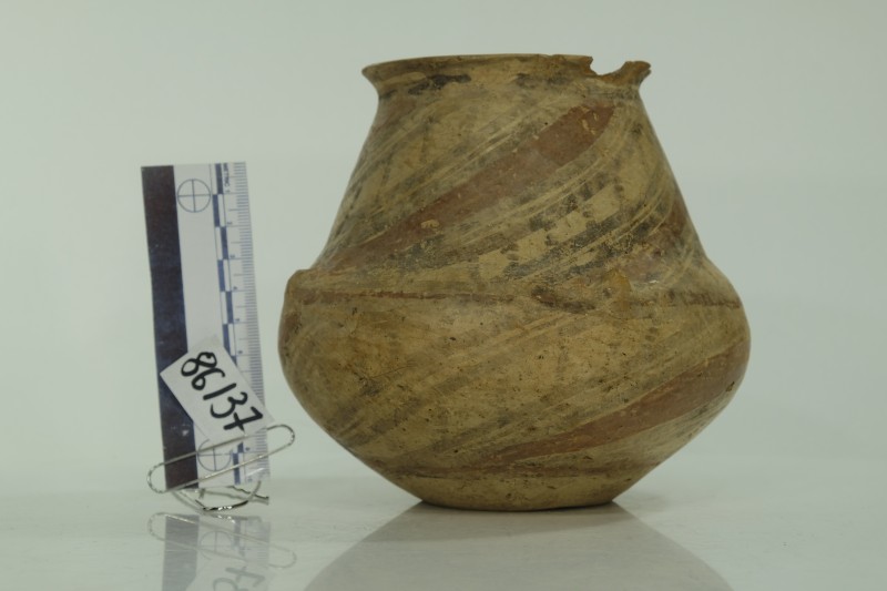 Глечик з округлим приземистим тулубом