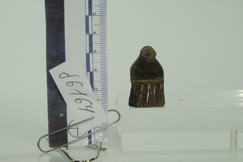 Глиняна жіноча фігурка на кубоподібному постаменті