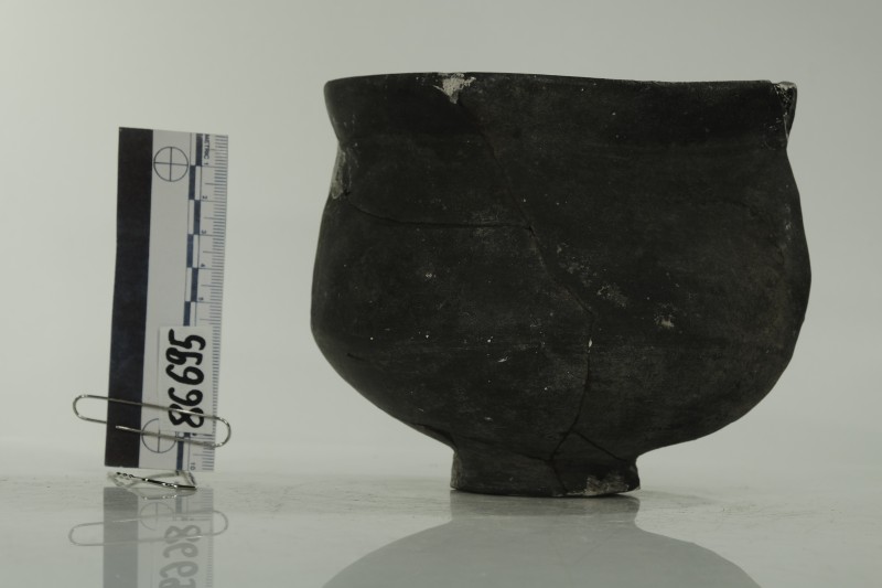 Сіроглиняна посудина на кільцевому піддоні