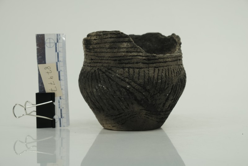 Ліпний глечик з високим ліпним горлом