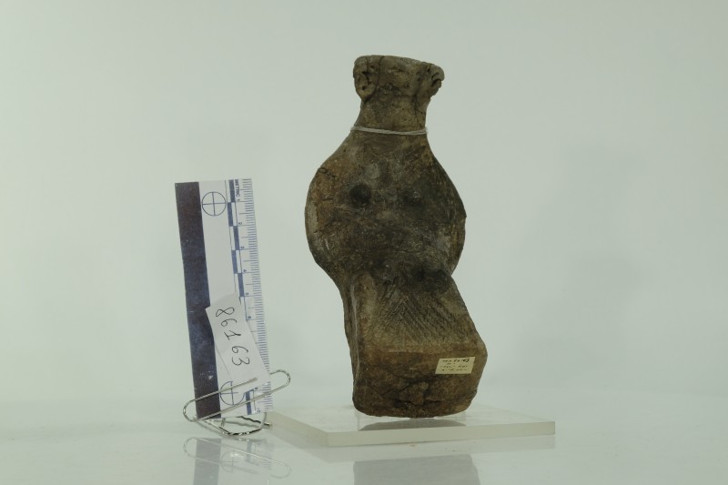 Велика антропоморфна статуетка на кубоподібному постаменті