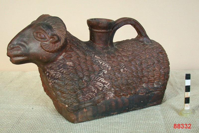 Черволакова фігурна посудина у вигляді барана