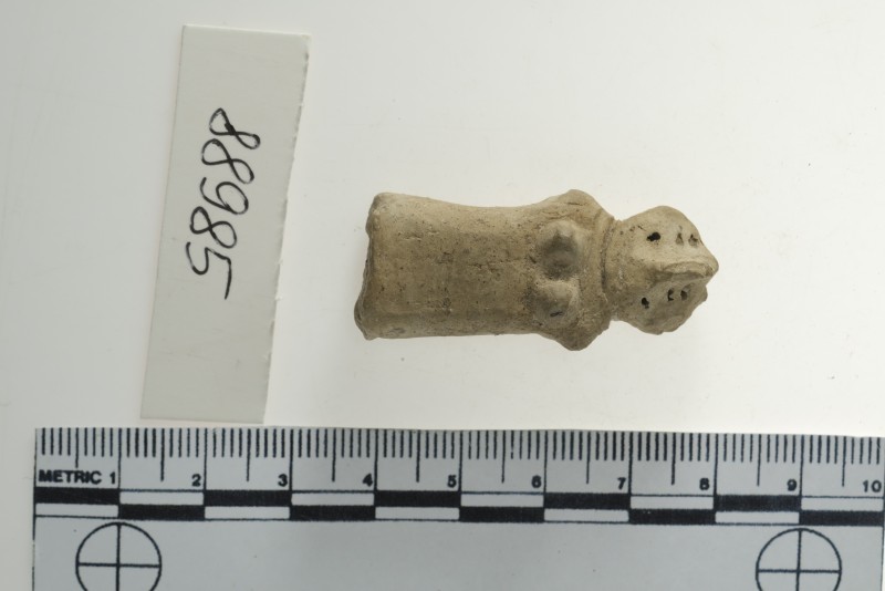 Верхня частина антропоморфної статуетки