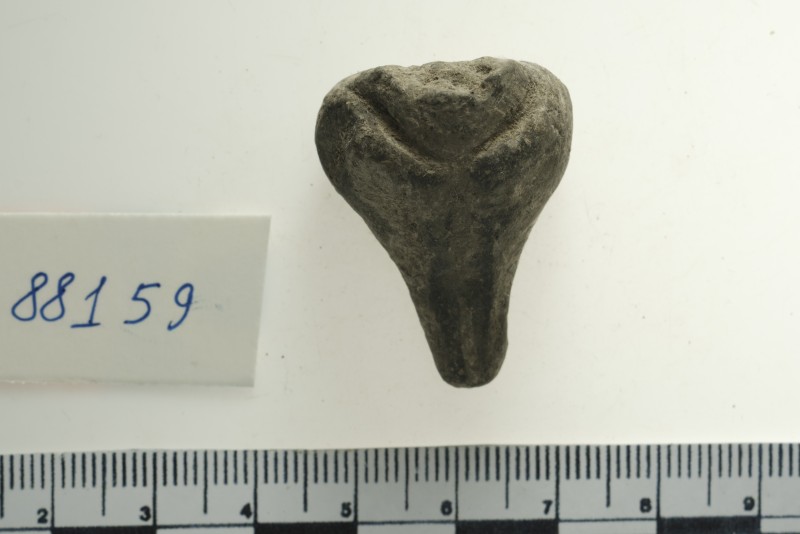 Нижня частина жіночої статуетки