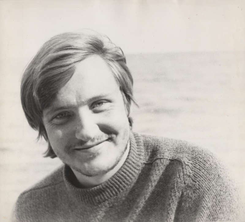 Фотографія. В. Івасюк на тлі моря. 1975-1976 роки.