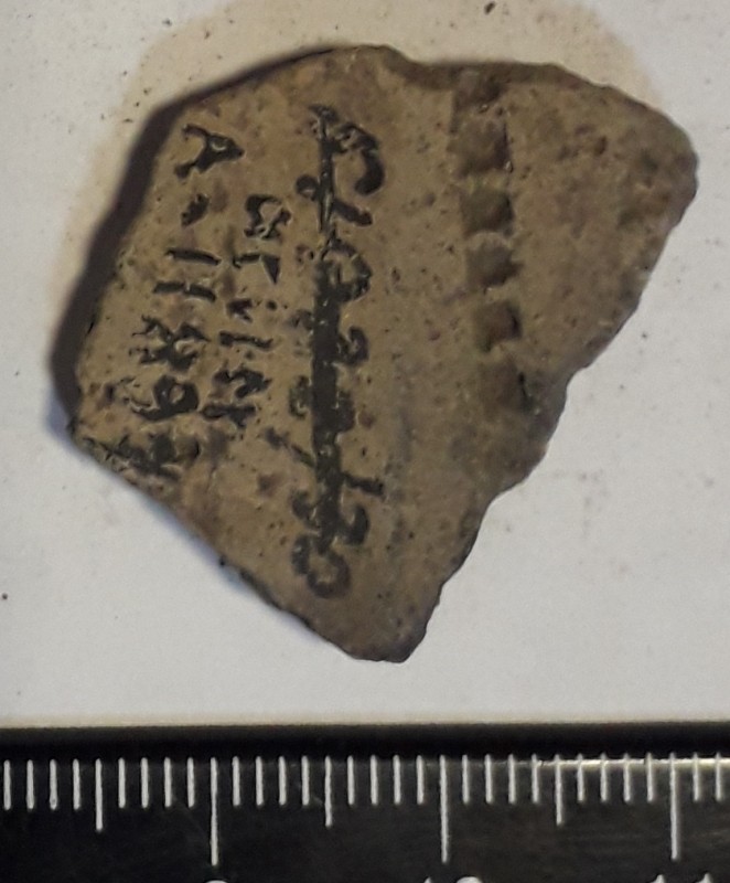 Фрагмент стінки ліпної сіроглиняної посудини, жовтого кольору назовні.