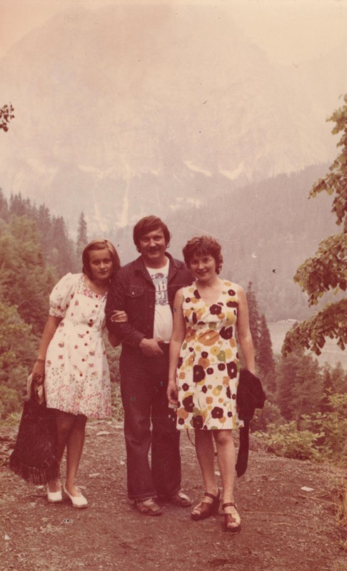 Фотографія. В. Івасюк із сестрами. Гагра. Липень 1976 року.