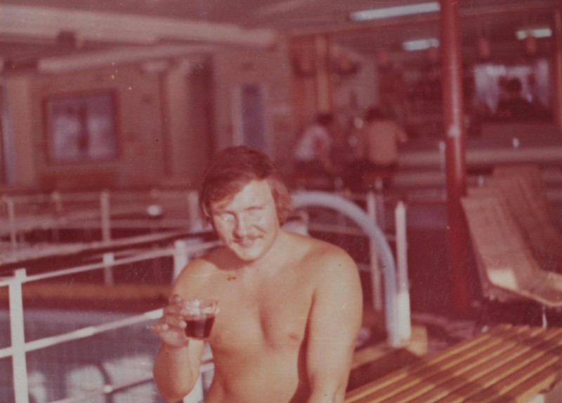 Фотографія. В. Івасюк з напоєм у руці. Гагра. Липень 1976 року.