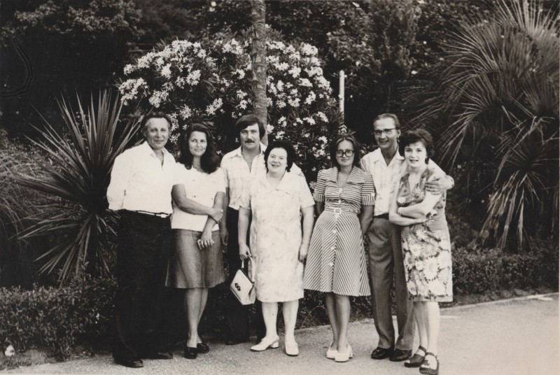 Фотографія. В. Івасюк зі сім'єю та Євгенією і Віталієм Дончиками. Гагра. 9 липня 1976 року.