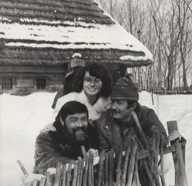 Фотографія. В. Івасюк з оператором ТБ Геннадієм Зубановим та жінкою. Львів, Шевченківський гай. 1977 рік.