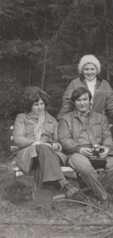 Фотографія. В. Івасюк сидить на лавочці з двома дівчатами.