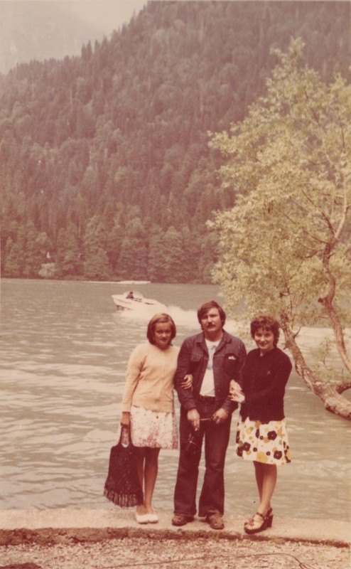 Фотографія. В. Івасюк із сестрами Оксаною та Галею біля річки. Гагра. Липень 1976 року.