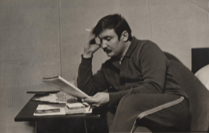 Фотографія. В. Івасюк за журнальним столиком.