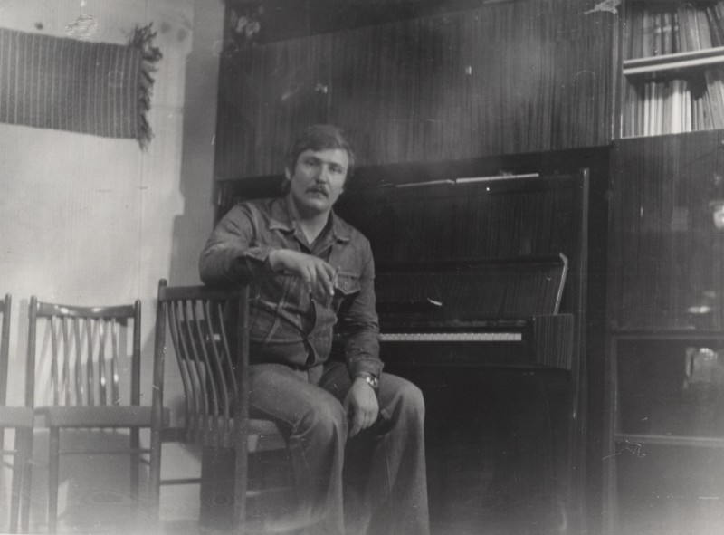 Фотографія. В. Івасюк сидить на стільці біля піаніно. 1976 рік.