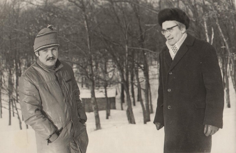 Фотографія. В. Івасюк з батьком. 1976 рік.