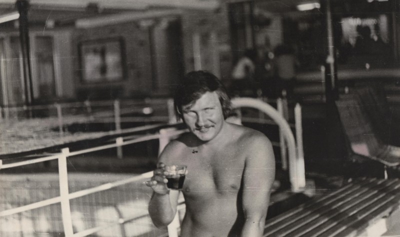 Фотографія. В. Івасюк сидить на лавці з напоєм. Гагра. Липень 1976 року.