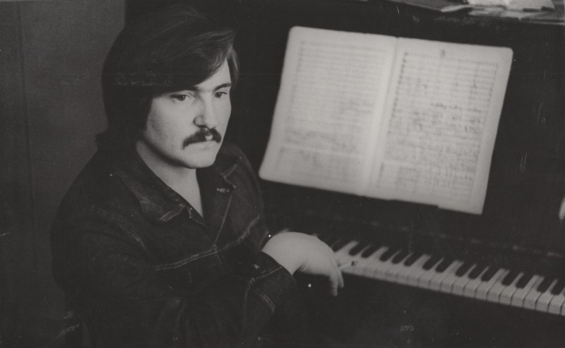 Фотографія. В. Івасюк сидить біля роялю. 1976 рік.