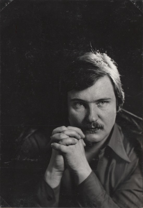 Фотографія. В. Івасюк. На темному тлі. 1976 рік.