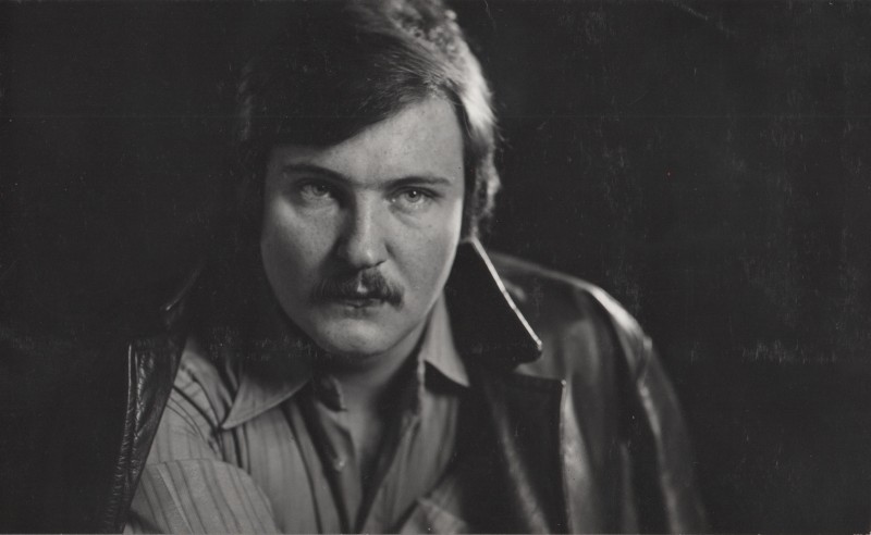 Фотографія. В. Івасюк. На плечі накинута шкіряна куртка. 1976 рік.