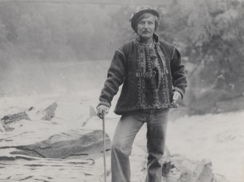 Фотографія. В. Івасюк. Стоїть на скелястому березі річки. Яремче. 1976 рік.