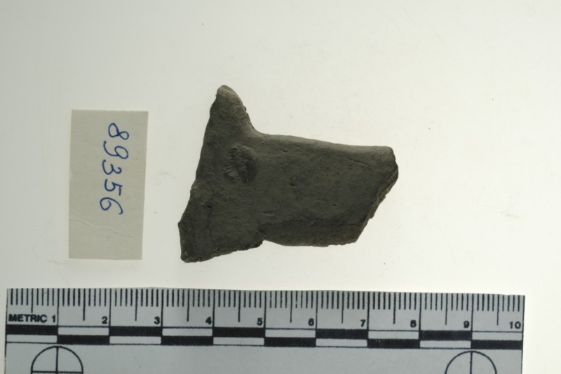 Уламок лівої половини сплощеного торсу жіночої статуетки