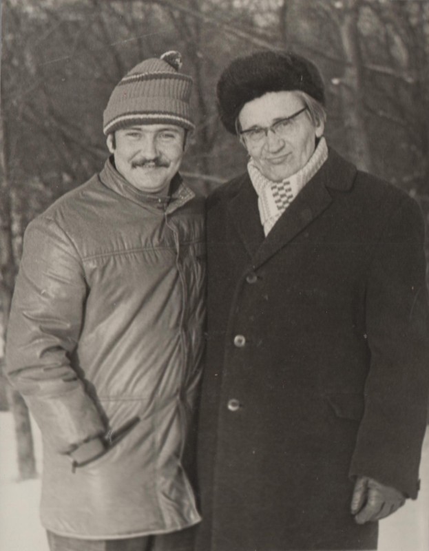 Фотографія. В. Івасюк з батьком. 1976 рік.
