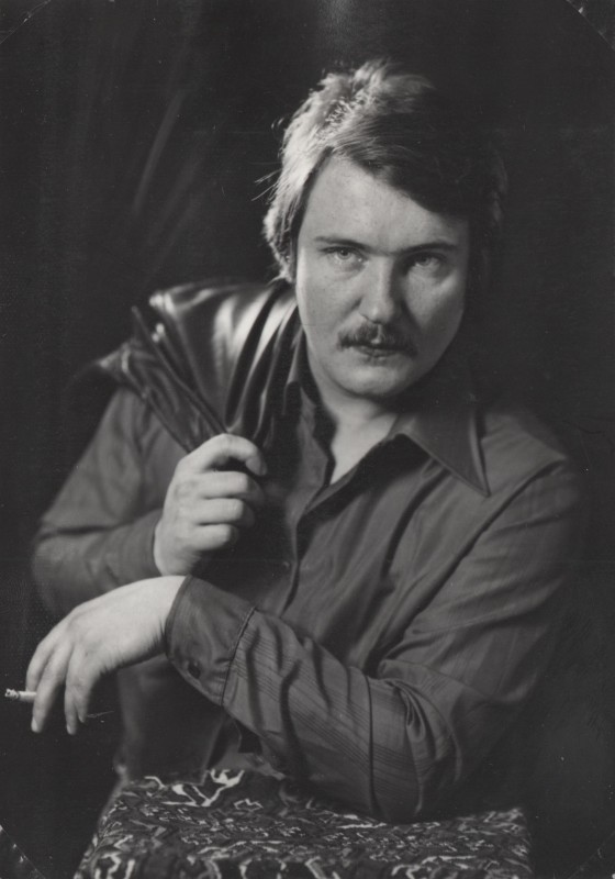 Фотографія. В. Івасюк опирається на столик, тримає цигарку. 1976 рік.