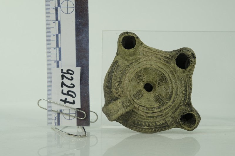 Трирогий сіроглиняний світильник