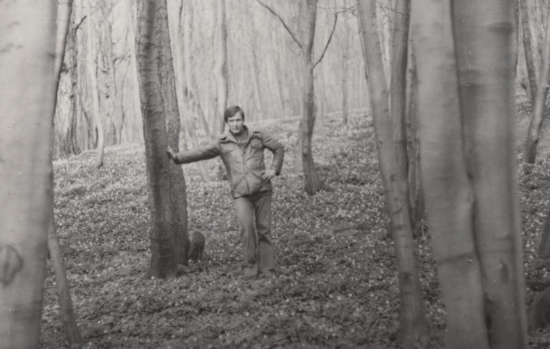 Фотографія. В. Івасюк у лісі. На землі багато квітів. 1977 рік.