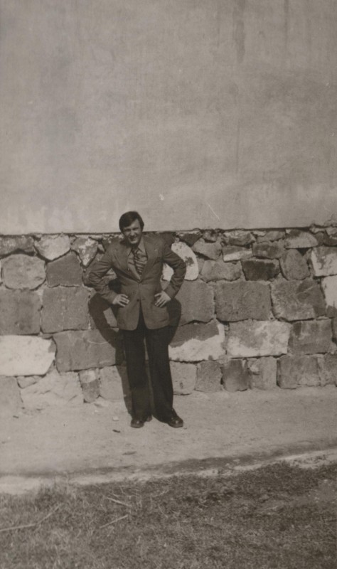 Фотографія. В. Івасюк жмуриться від сонця.