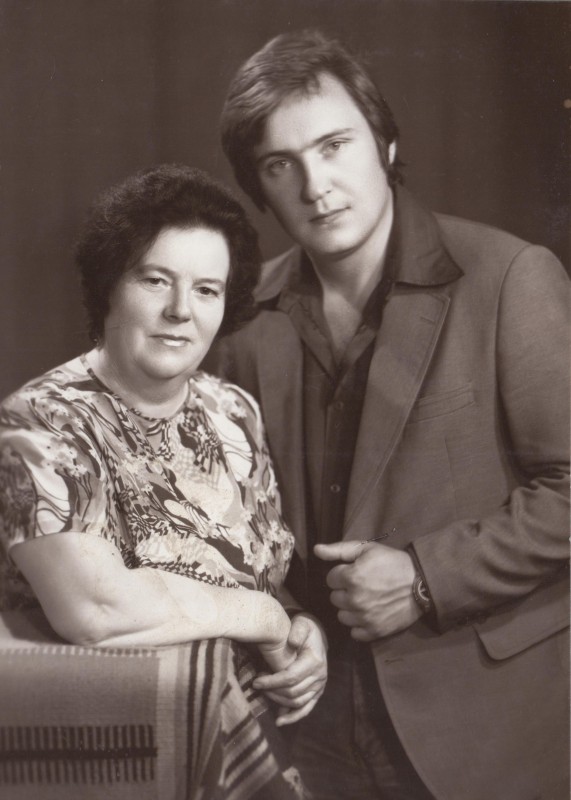 Фотографія. В. Івасюк з Софією Іванівною. М. Київ. Серпень 1977 року.