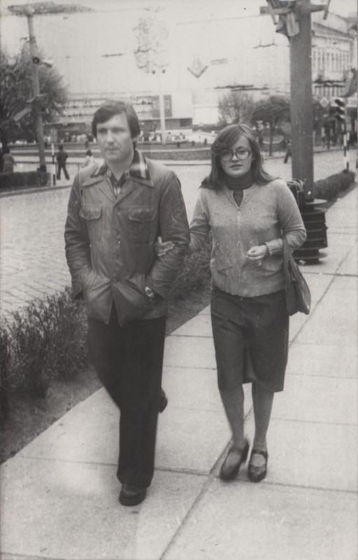 Фотографія. В. Івасюк йде з Оксаною вулицею. Чернівці. 1977-1978 роки.