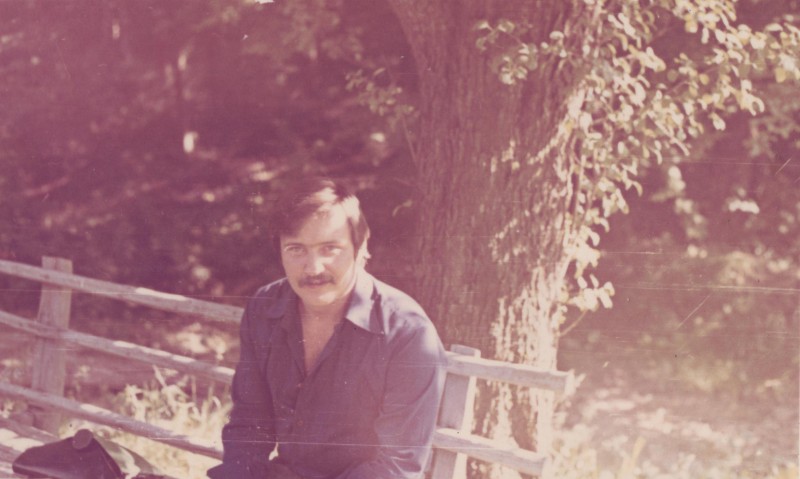 Фотографія. В. Івасюк сидить на лавочці. М. Трускавець. Червень 1977 року.