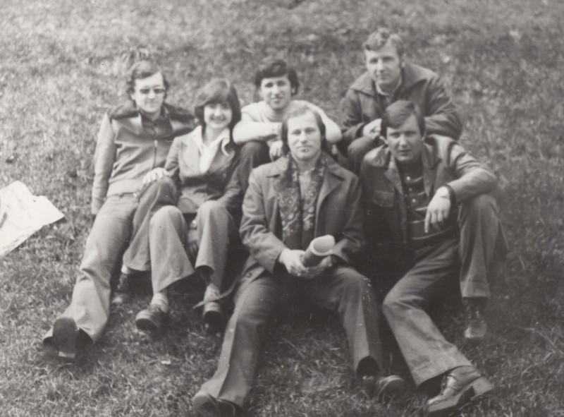 Фотографія. В. Івасюк сидить на траві із своїми друзями. 1977 рік.