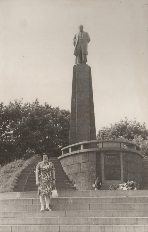 Фотографія. Софія Івасюк біля пам’ятника Тарасові Шевченку. М. Канів. Серпень 1977 року.
