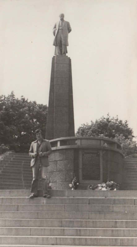 Фотографія. В. Івасюк біля пам’ятника Тарасові Шевченку. М. Канів. Серпень 1977 року.