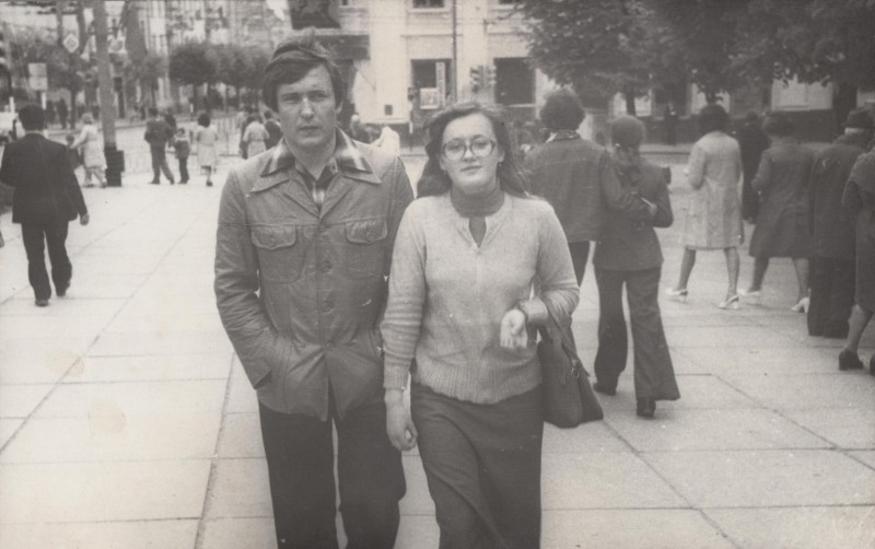 Фотографія. В. Івасюк з Оксаною йдуть вулицею. Чернівці. 1977-1978 роки.