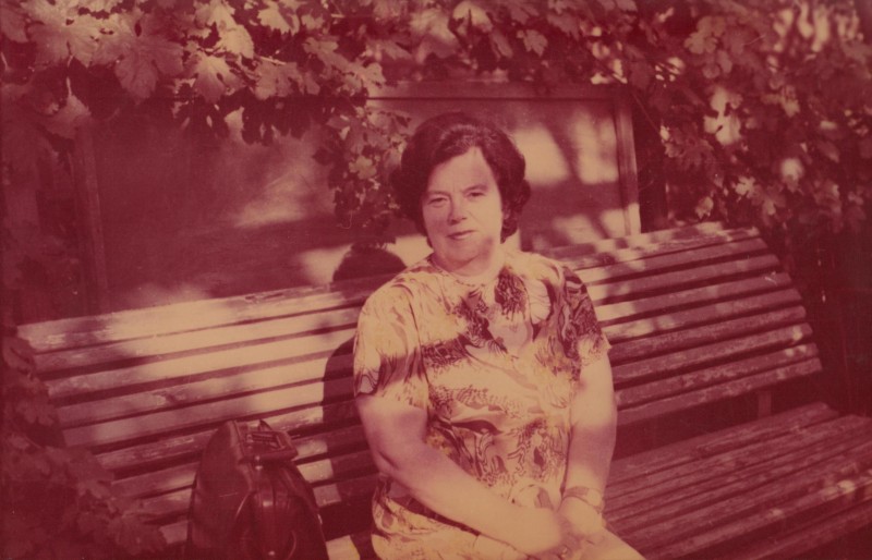 Фотографія. Софія Івасюк сидить на лавочці. Трускавець. Червень 1977 року.