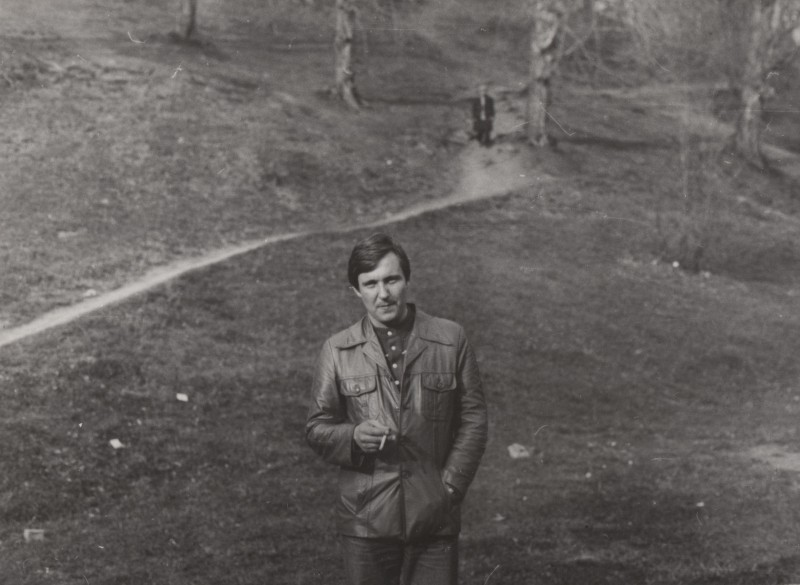 Фотографія. В. Івасюк стоїть десь у лісі. 1977 рік.